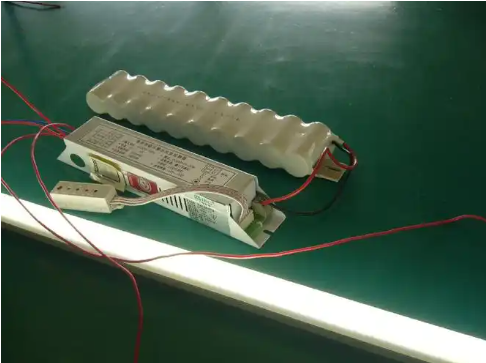 应急led灯管内置电源+防潮功能18w转3w